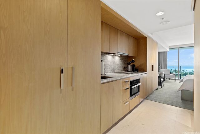 383 Kalaimoku Street E1803, Honolulu, HI 96815