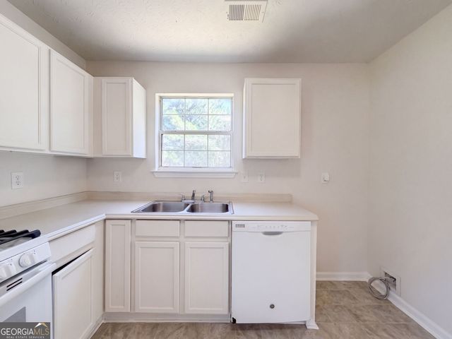 5721 Blackberry Row, Ellenwood, GA 30294
