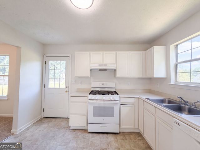 5721 Blackberry Row, Ellenwood, GA 30294