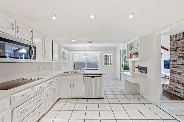 919 Green Hills Road, Duncanville, TX 75137