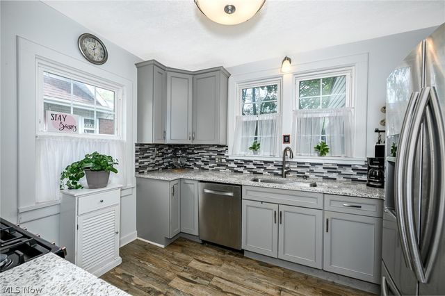 1390 Delia Avenue, Akron, OH 44320