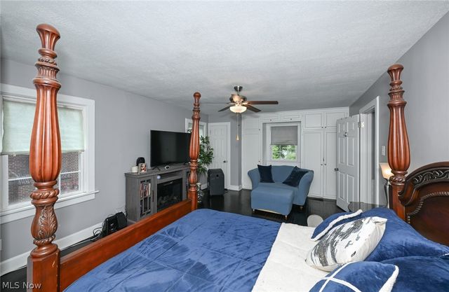 1390 Delia Avenue, Akron, OH 44320