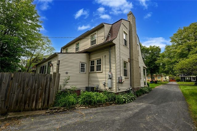 1390 Delia Avenue, Akron, OH 44320