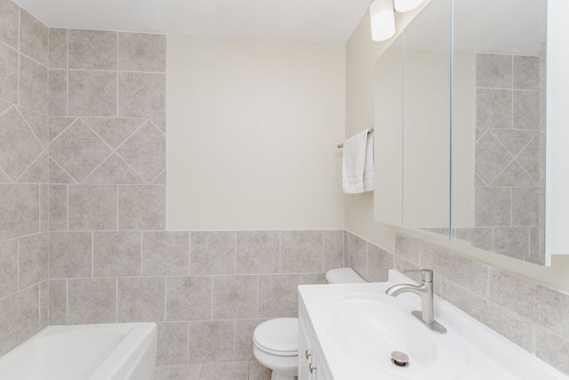 4976 N MILWAUKEE Avenue 201, Chicago, IL 60630