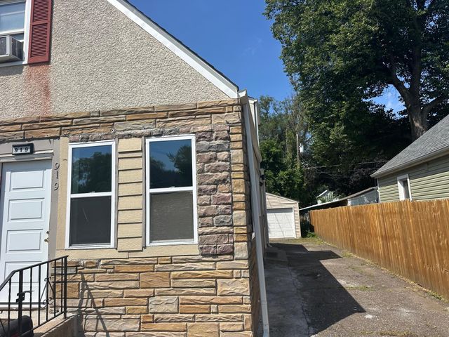 919 3rd Street E, Saint Paul, MN 55106