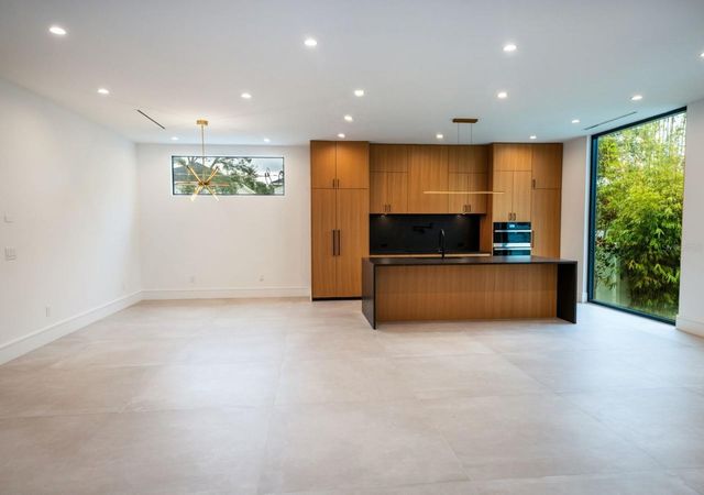 3010 W TRILBY AVENUE, Tampa, FL 33611