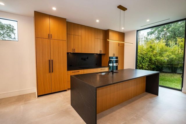 3010 W TRILBY AVENUE, Tampa, FL 33611