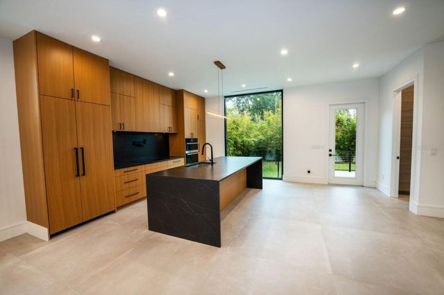 3010 W TRILBY AVENUE, Tampa, FL 33611