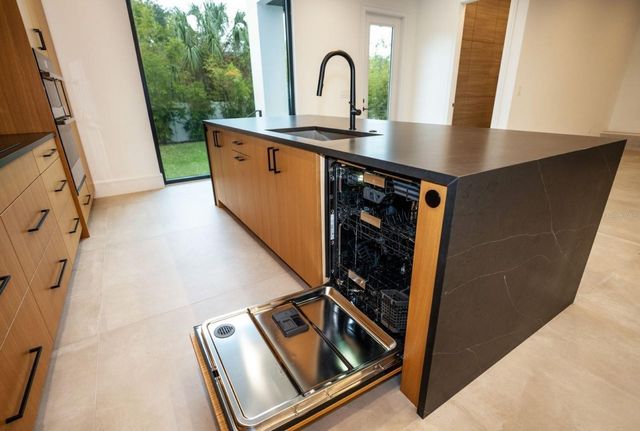 3010 W TRILBY AVENUE, Tampa, FL 33611