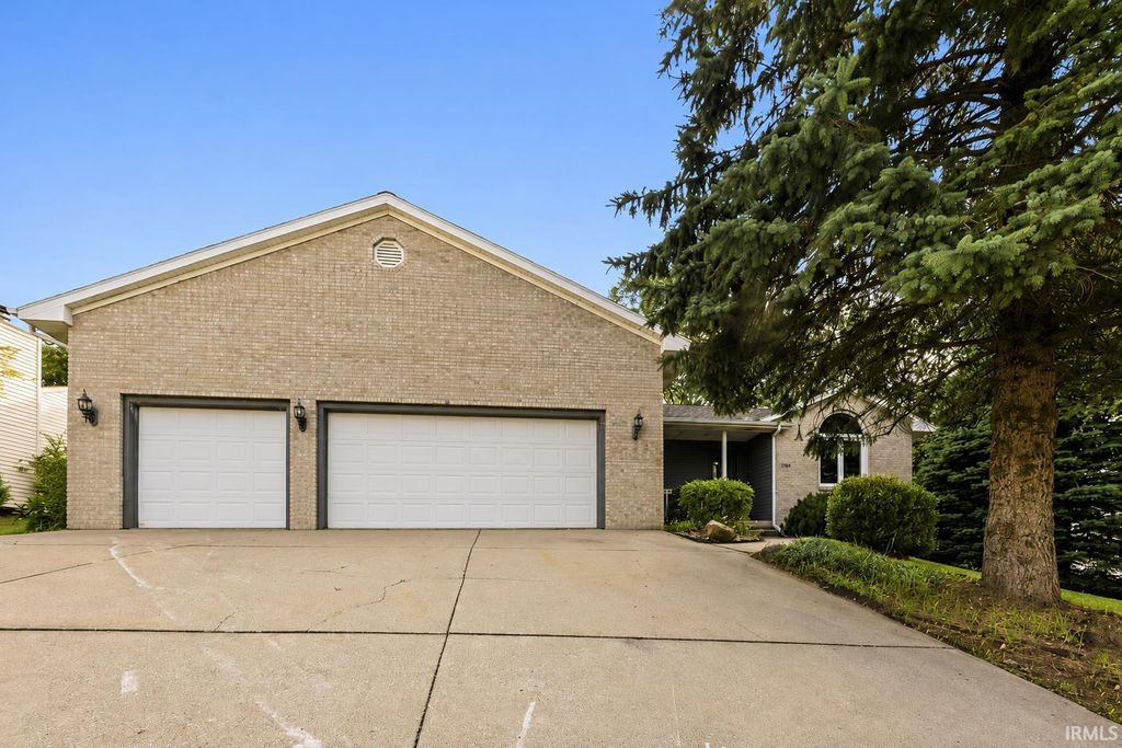 1904 Hunters Ridge Drive, Huntington, IN 46750