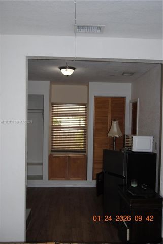 6320 NW 40th St, Virginia Gardens, FL 33166