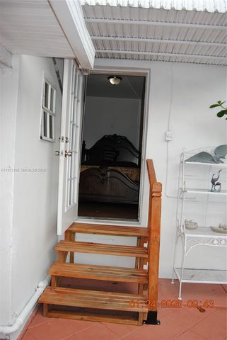 6320 NW 40th St, Virginia Gardens, FL 33166