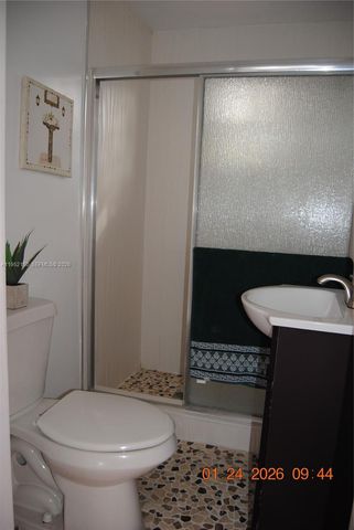 6320 NW 40th St, Virginia Gardens, FL 33166