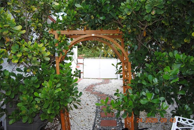 6320 NW 40th St, Virginia Gardens, FL 33166