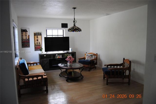 6320 NW 40th St, Virginia Gardens, FL 33166