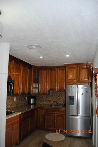 6320 NW 40th St, Virginia Gardens, FL 33166