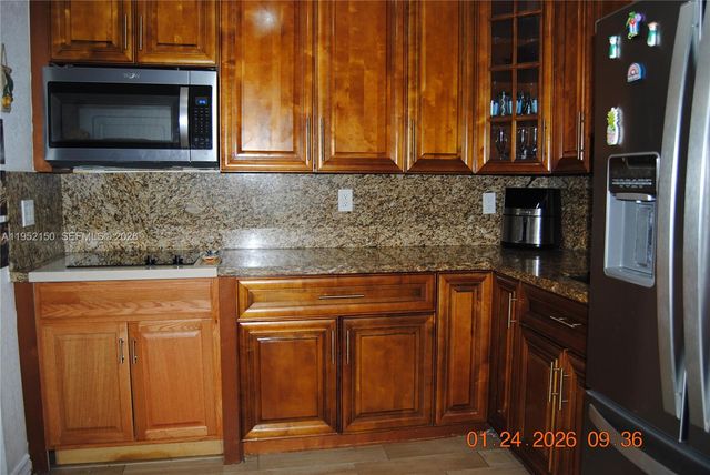 6320 NW 40th St, Virginia Gardens, FL 33166