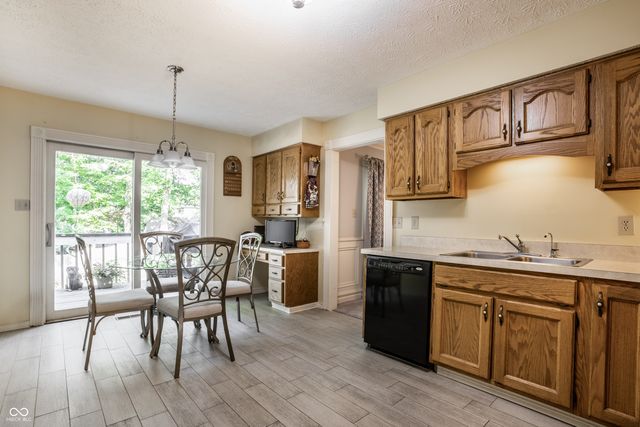 4014 S Creekside Drive, New Palestine, IN 46163
