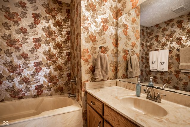 4014 S Creekside Drive, New Palestine, IN 46163