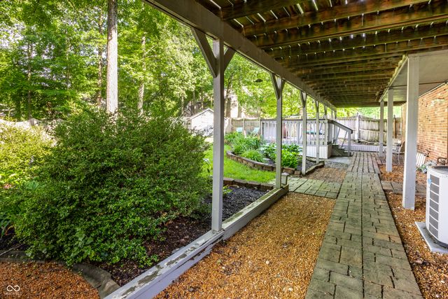4014 S Creekside Drive, New Palestine, IN 46163