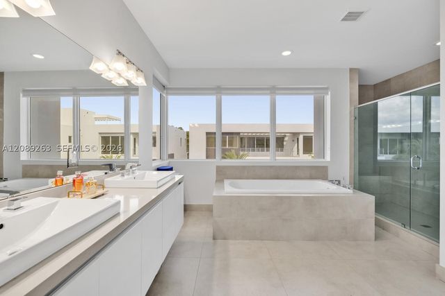 10250 NW 75th Ter, Doral, FL 33178