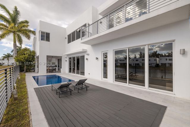 10250 NW 75th Ter, Doral, FL 33178