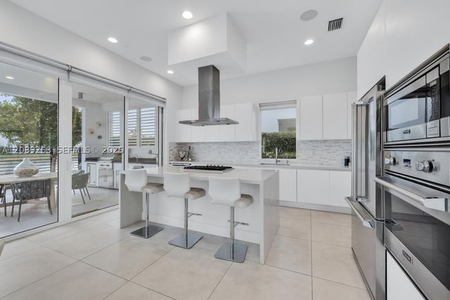10250 NW 75th Ter, Doral, FL 33178
