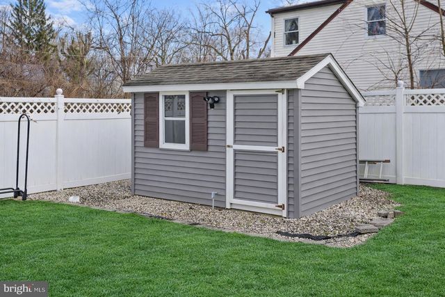 21 LINDEN RD, Bordentown, NJ 08505