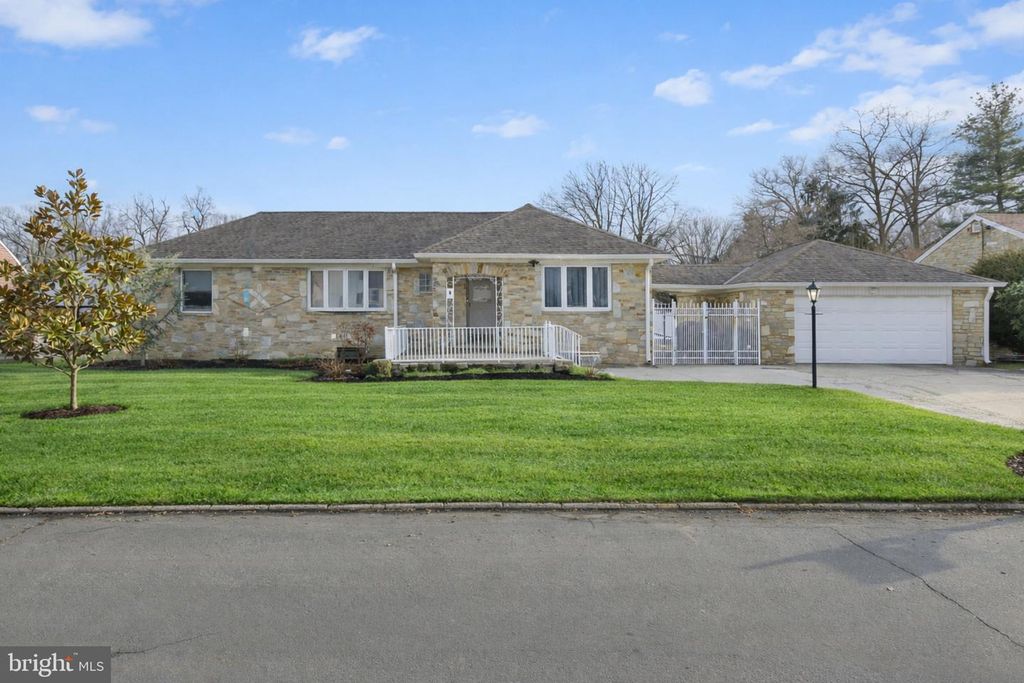 21 LINDEN RD, Bordentown, NJ 08505