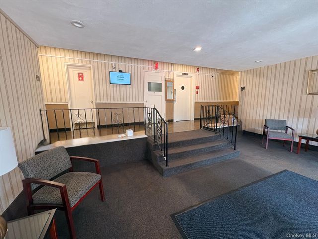 25 Elizabeth Street 3A, Farmingdale, NY 11735