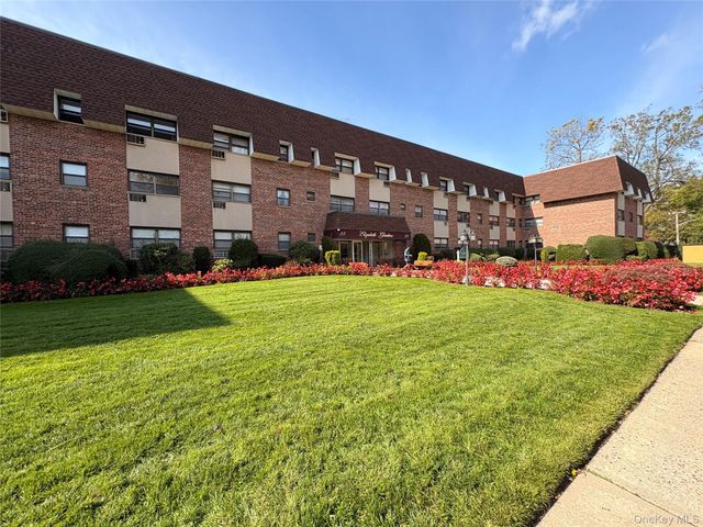 25 Elizabeth Street 3A, Farmingdale, NY 11735