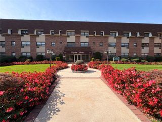 25 Elizabeth Street 3A, Farmingdale, NY 11735