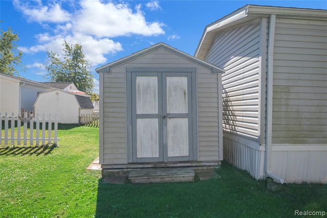 23467 Manor Road North, New Boston, MI 48164