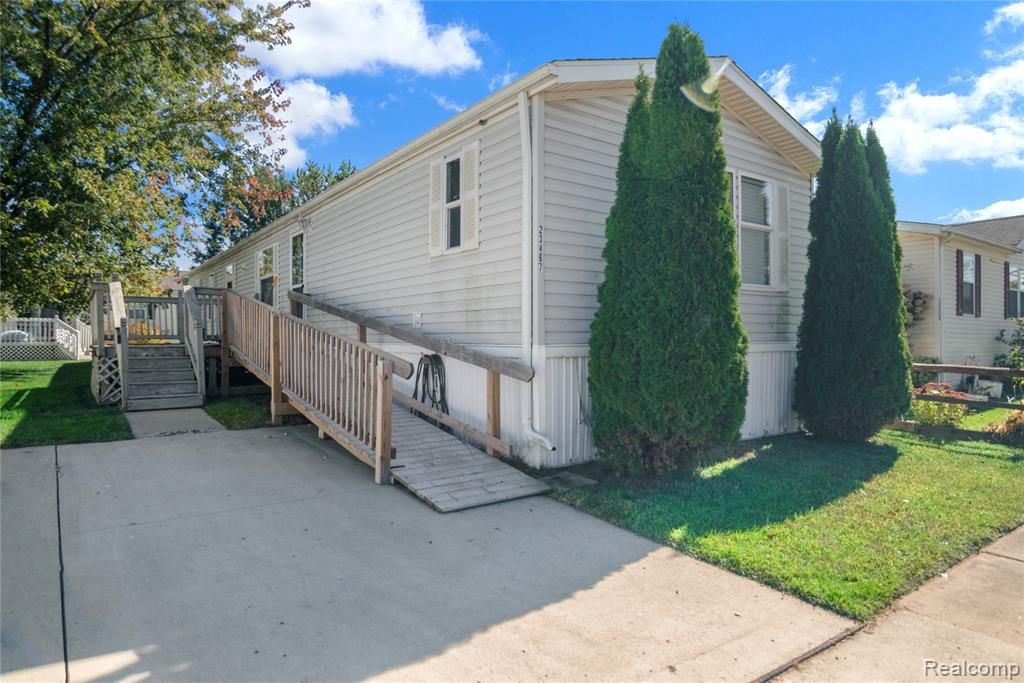 23467 Manor Road North, New Boston, MI 48164