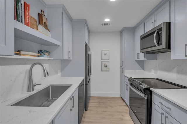 2829 Timmons Lane 152, Houston, TX 77027