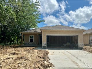 2826 Woodfield Drive, Tonganoxie, KS 66086