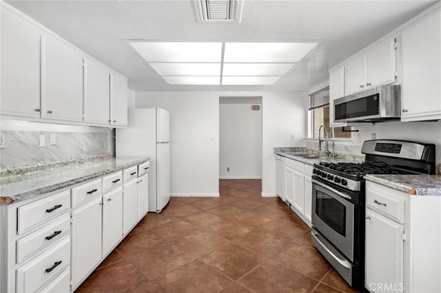 27055 Silver Lakes, Helendale, CA 92342