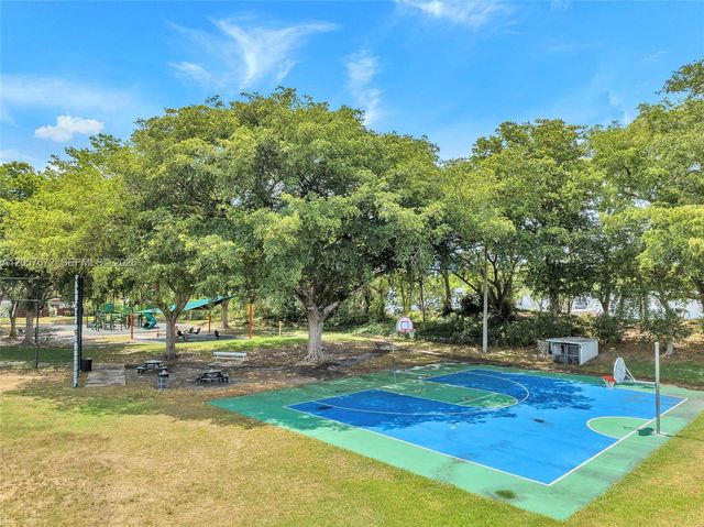 3908 Parkside Ln 229, Hollywood, FL 33021
