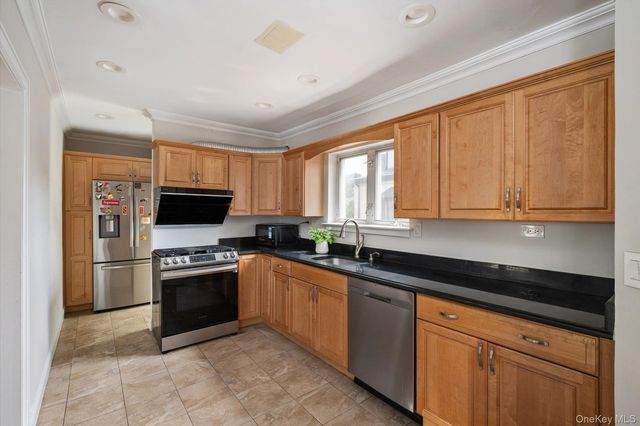 8 May Court, West Hempstead, NY 11552
