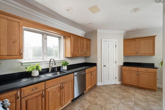 8 May Court, West Hempstead, NY 11552