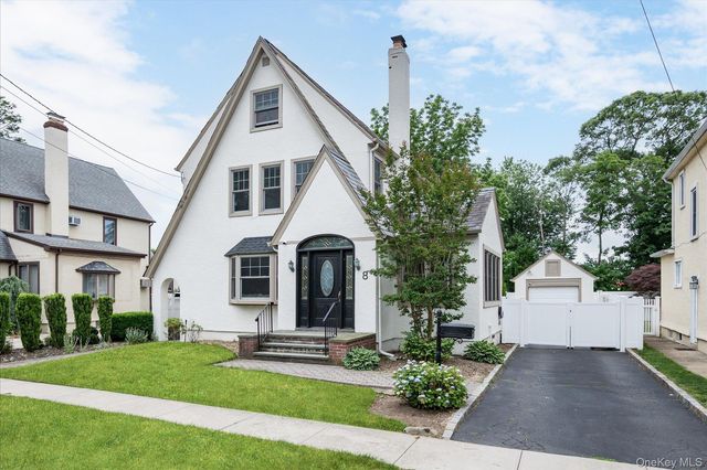 8 May Court, West Hempstead, NY 11552