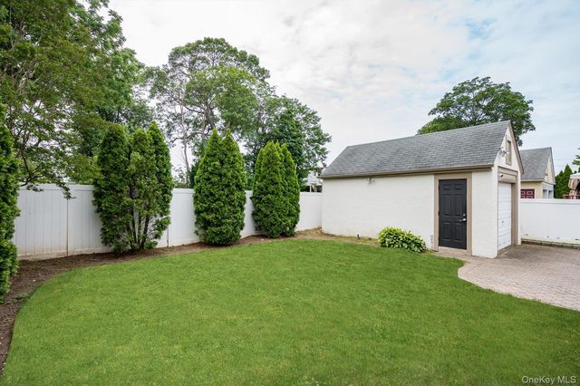 8 May Court, West Hempstead, NY 11552