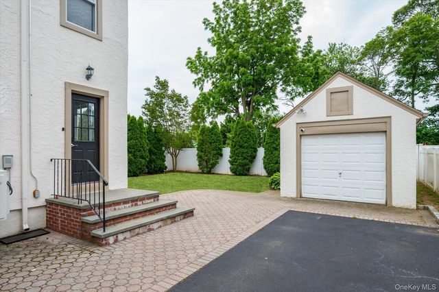 8 May Court, West Hempstead, NY 11552