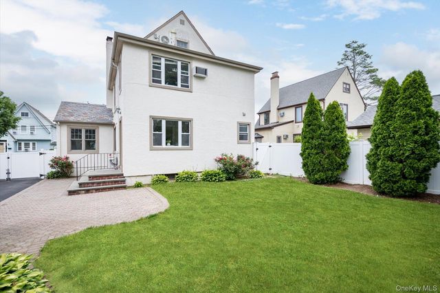 8 May Court, West Hempstead, NY 11552