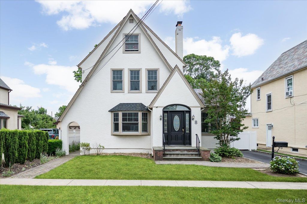 8 May Court, West Hempstead, NY 11552