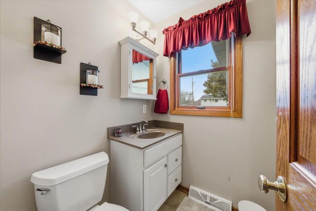 424 E Norport DRIVE, Port Washington, WI 53074