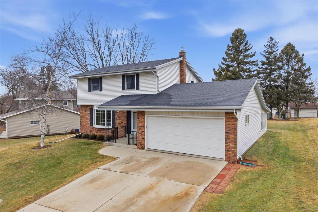 424 E Norport DRIVE, Port Washington, WI 53074