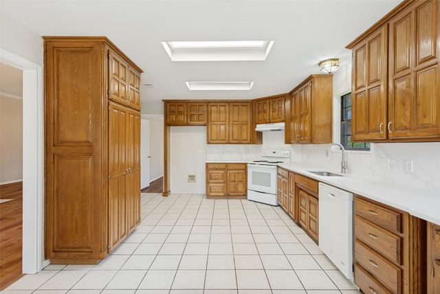 1213 Downwood Drive, Burleson, TX 76028