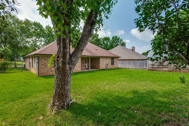 1213 Downwood Drive, Burleson, TX 76028