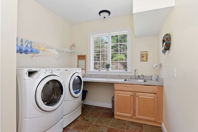 10 Analore Circle, Norfolk, MA 02056